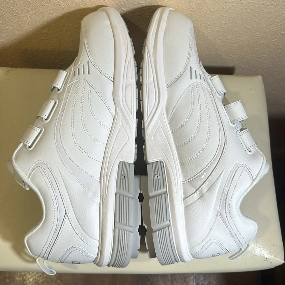 Gravity Defyer walking shoes size 14